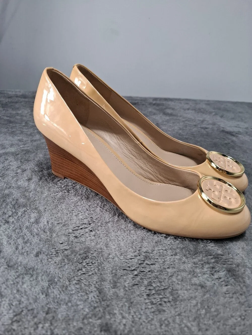 Tory Burch Blush Patent Leather Pumps with Gold Logo Medallion Sz 8.5